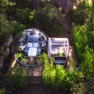 Vu d'ensemble haute de la bulle , la terrasse et forêt.