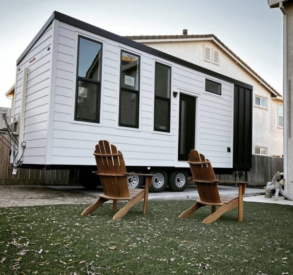 Tiny house blanche de l'extérieur.