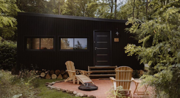 Jardin de tiny house noir. Bancs, chaises et transates.