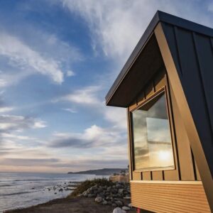 Vue sur la mer depuis la tiny house noir.