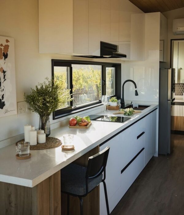 Cuisine Tiny house en blanc.