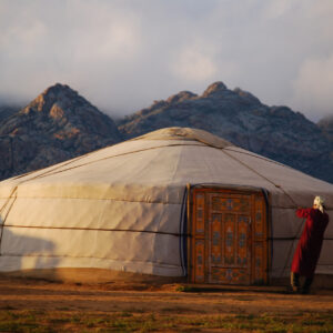 Yourte mongole de l'extérieur dans les montagnes.