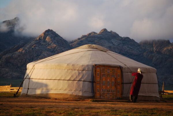 Yourte mongole de l'extérieur dans les montagnes.